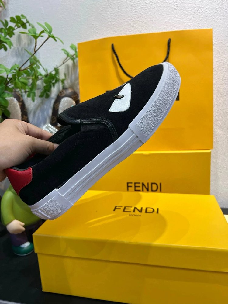Fendi Monster stomps on board shoes with one foot | Loongbuymall