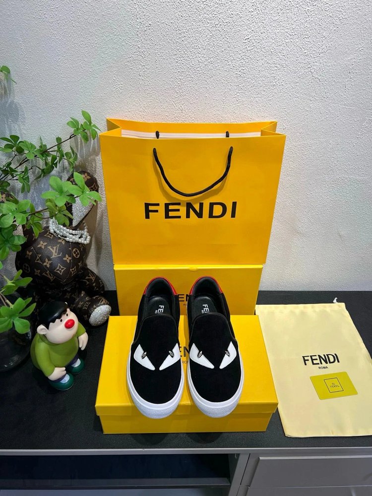 Fendi Monster stomps on board shoes with one foot | Loongbuymall