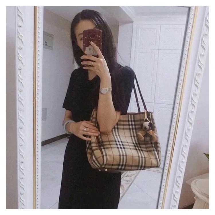 Burberry's transformable bags range from totes to buckets! B series super hot type~! Original import