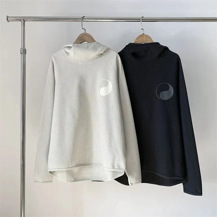 Ourlegacy*GW joint model is a waffle sweatshirt that can be worn for three seasons.