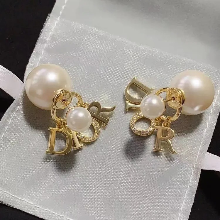 Xiaoxiangfeng autumn and winter temperament silver needle letter new earrings earrings simple temperament high-end versatile earrings 148