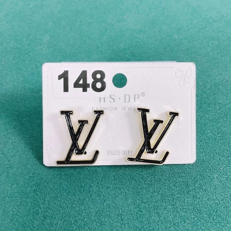 Xiaoxiangfeng autumn and winter temperament silver needle letter new earrings earrings simple temperament high-end versatile earrings 148
