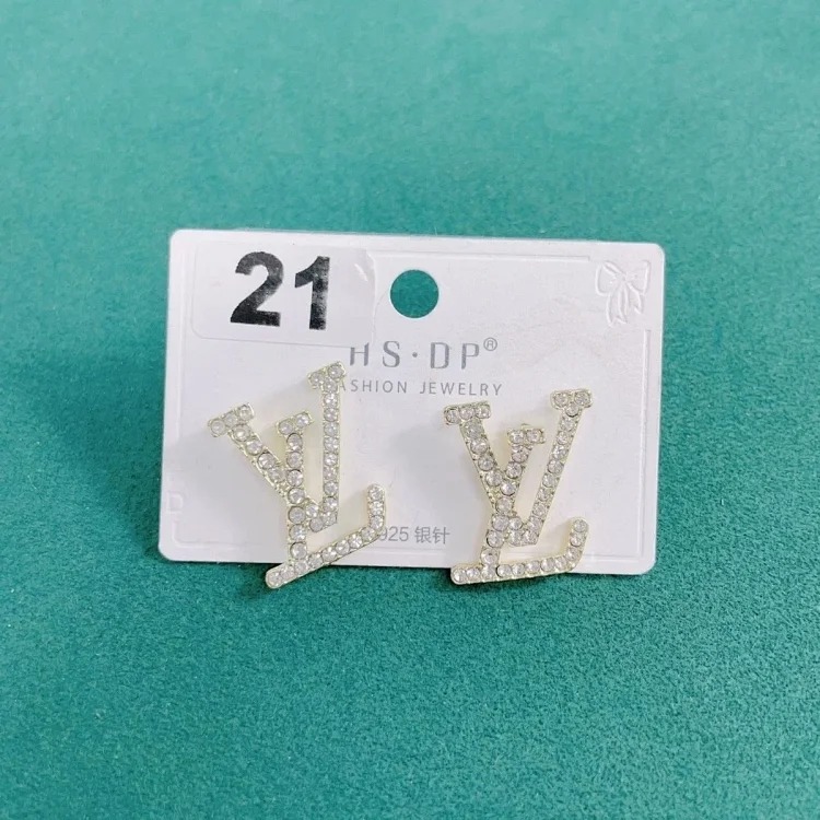 Xiaoxiangfeng autumn and winter temperament silver needle letter new earrings earrings simple temperament high-end versatile earrings 148
