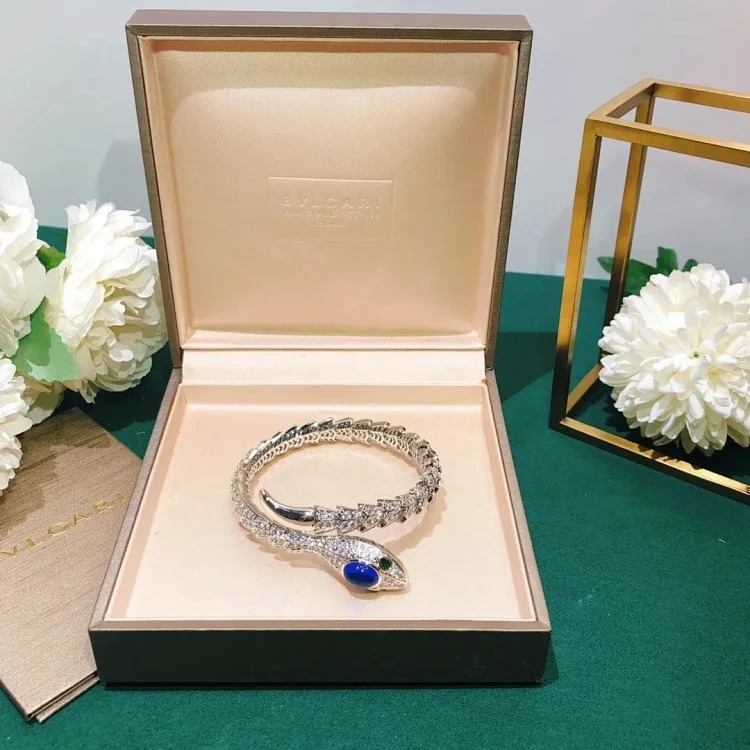 E-1 Different jewelry expresses a different of you. (With gift box packaging)