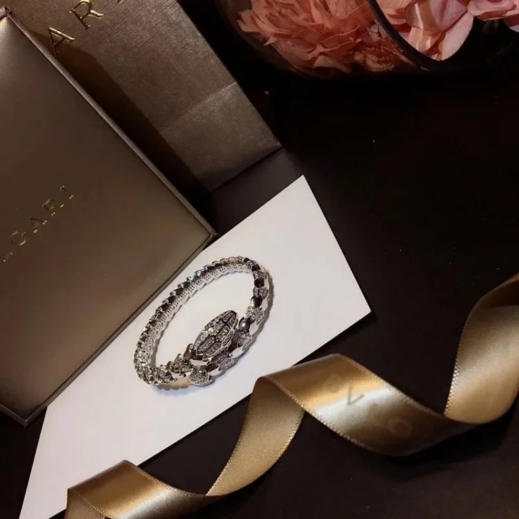 E-1 Different jewelry expresses a different of you. (With gift box packaging)