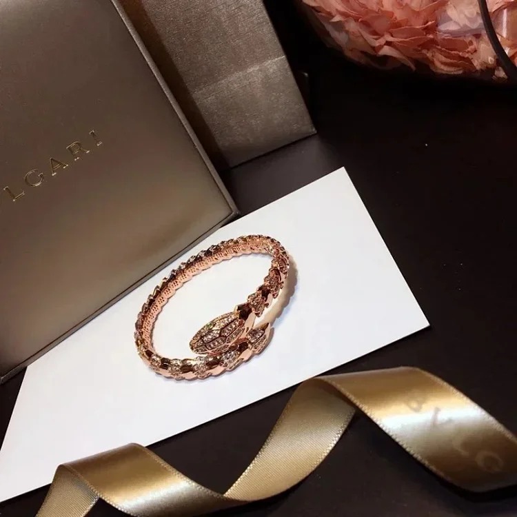 E-1 Different jewelry expresses a different of you. (With gift box packaging)
