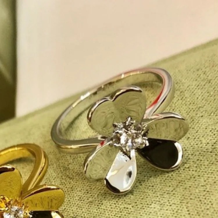 E-1 Different jewelry expresses a different of you. (With gift box packaging)