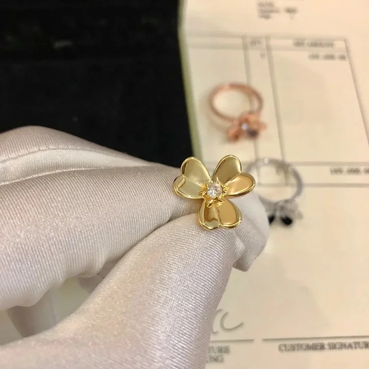 E-1 Different jewelry expresses a different of you. (With gift box packaging)