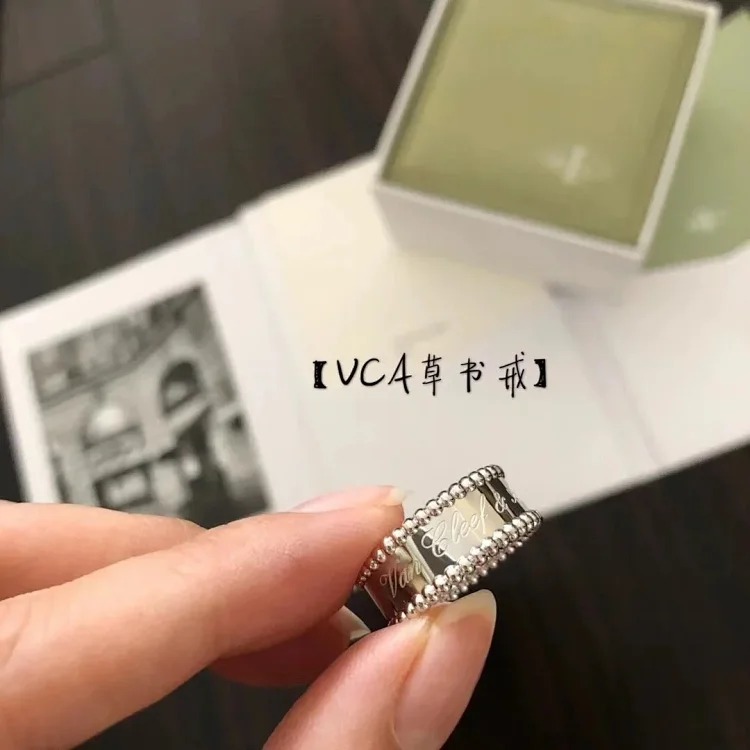 E-1 Different jewelry expresses a different of you. (With gift box packaging)