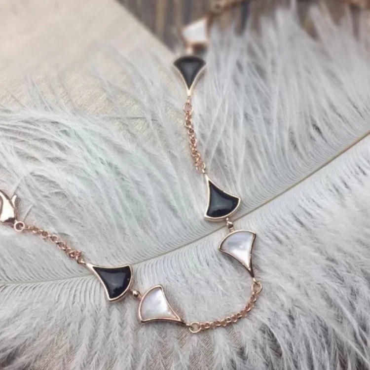 E-1 Different jewelry expresses a different of you. (With gift box packaging)