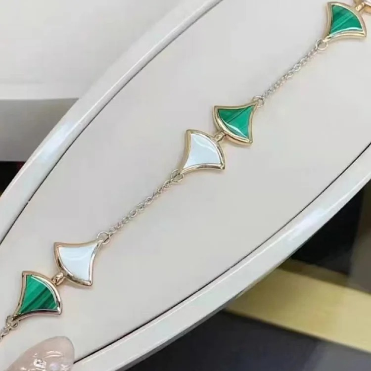 E-1 Different jewelry expresses a different of you. (With gift box packaging)