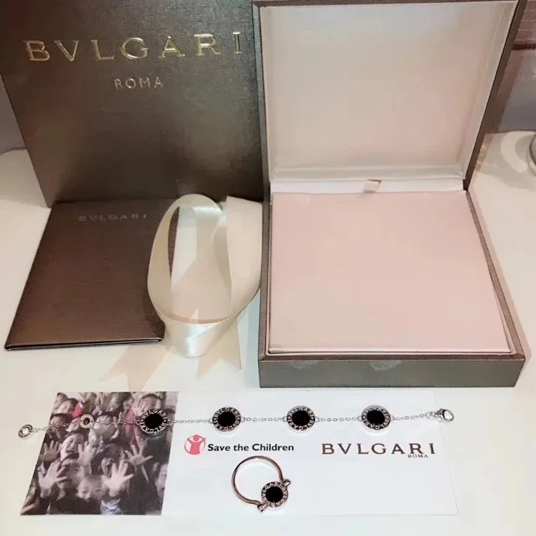 E-1 Different jewelry expresses a different of you. (With gift box packaging)