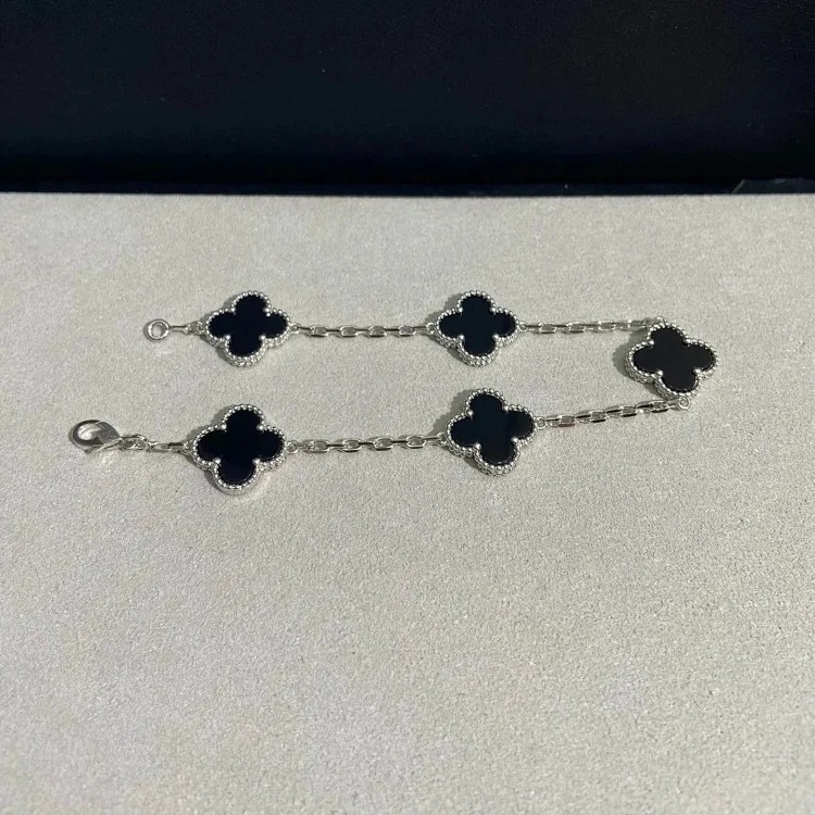 The bracelet is made of V-gold and is made of CNC carving technology.
