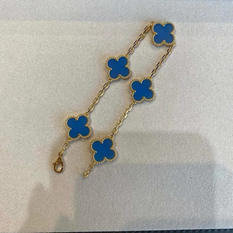 The bracelet is made of V-gold and is made of CNC carving technology.