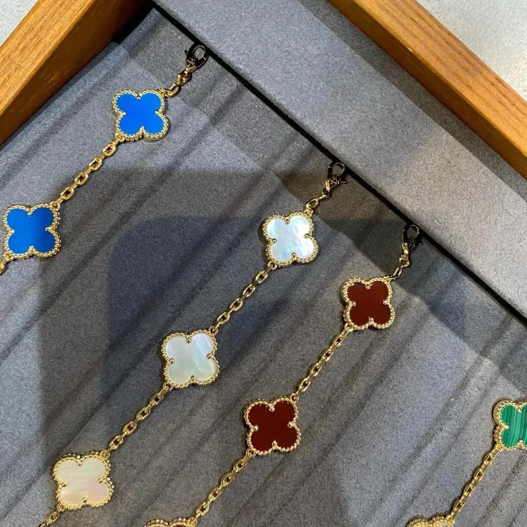 The bracelet is made of V-gold and is made of CNC carving technology.