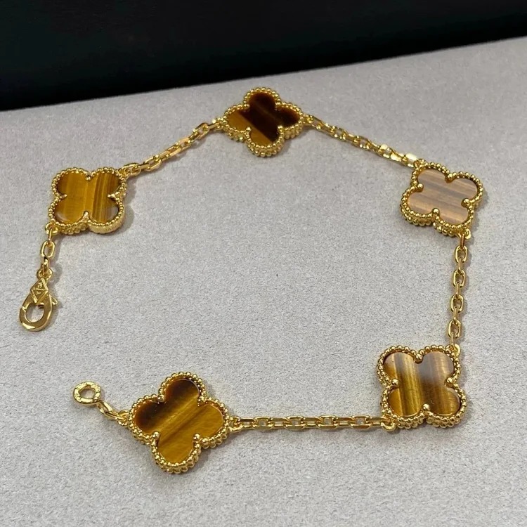 The bracelet is made of V-gold and is made of CNC carving technology.