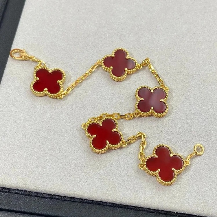 The bracelet is made of V-gold and is made of CNC carving technology.