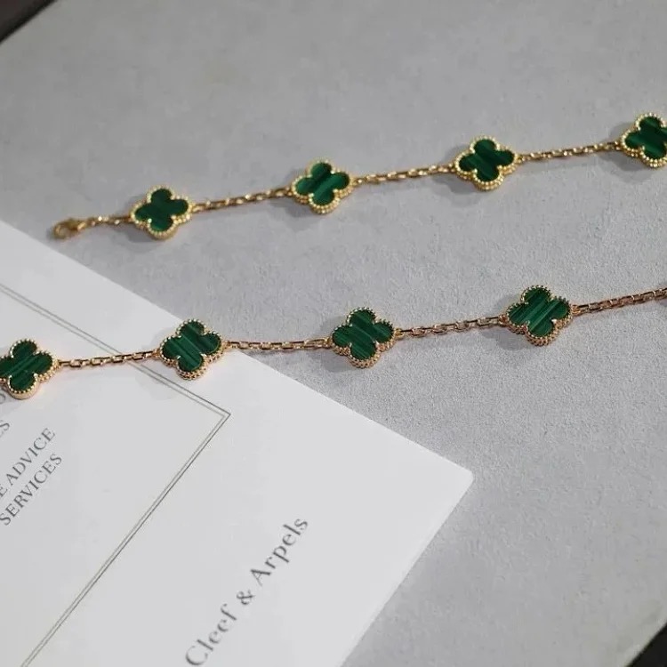 The bracelet is made of V-gold and is made of CNC carving technology.