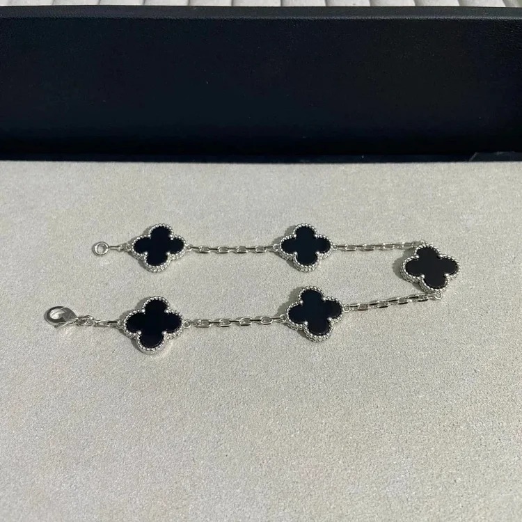 The bracelet is made of V-gold and is made of CNC carving technology.