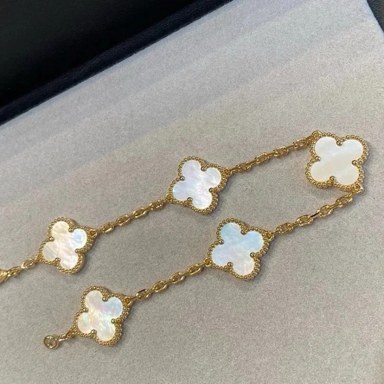 The bracelet is made of V-gold and is made of CNC carving technology.