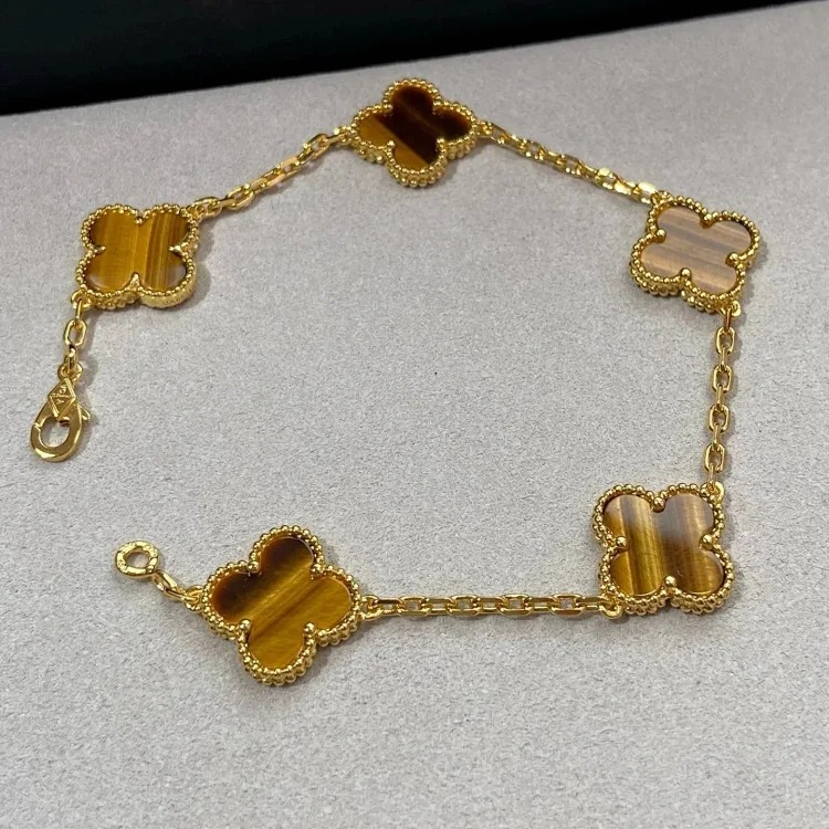 The bracelet is made of V-gold and is made of CNC carving technology.