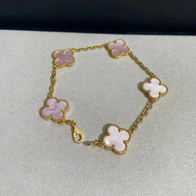 The bracelet is made of V-gold and is made of CNC carving technology.