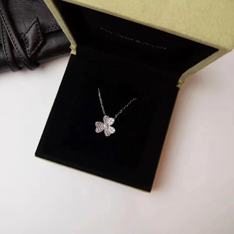 Every necklace of E-1 will make your heart beat. (Van Cleef & Arpels) (with gift box packaging)