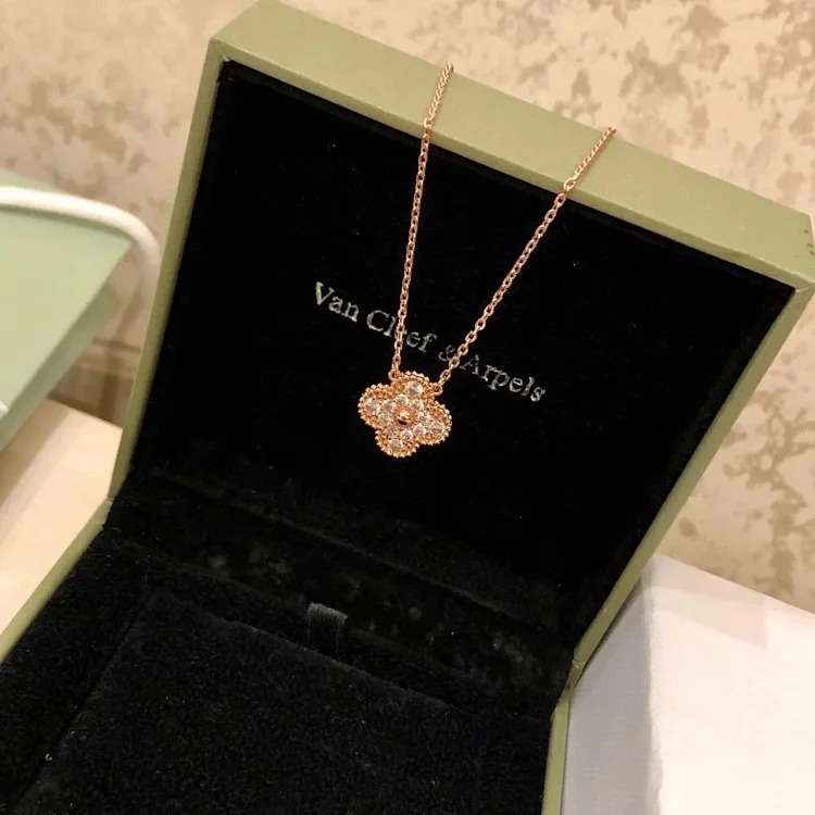 Every necklace of E-1 will make your heart beat. (Van Cleef & Arpels) (with gift box packaging)