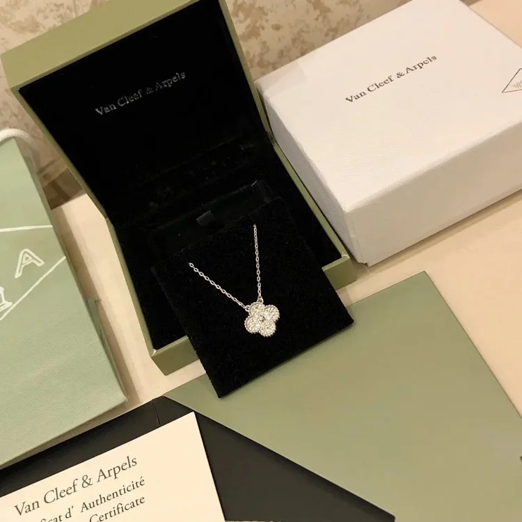 Every necklace of E-1 will make your heart beat. (Van Cleef & Arpels) (with gift box packaging)