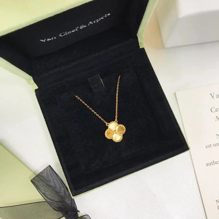 Every necklace of E-1 will make your heart beat. (Van Cleef & Arpels) (with gift box packaging)