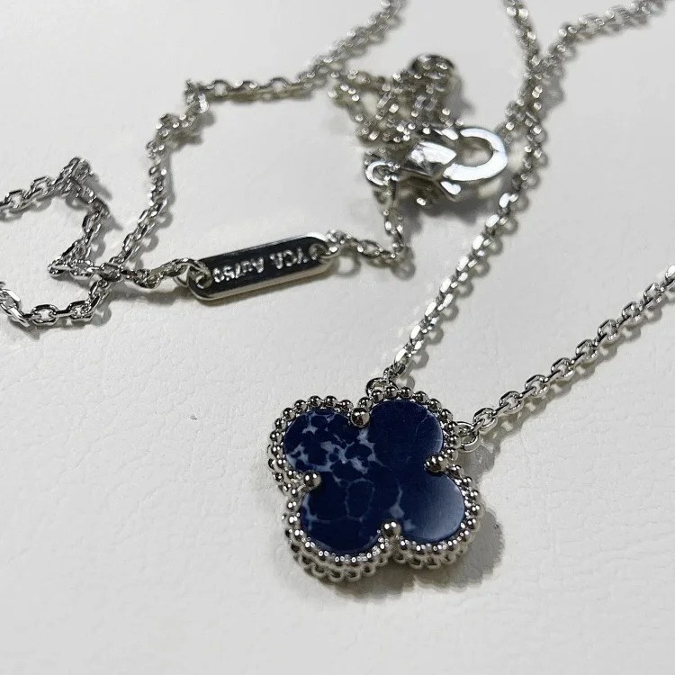 Every necklace of E-1 will make your heart beat. (Van Cleef & Arpels) (with gift box packaging)