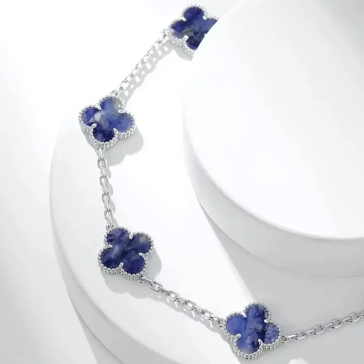 Every necklace of E-1 will make your heart beat. (Van Cleef & Arpels) (with gift box packaging)