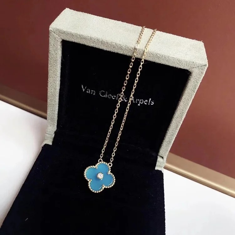 Every necklace of E-1 will make your heart beat. (Van Cleef & Arpels) (with gift box packaging)