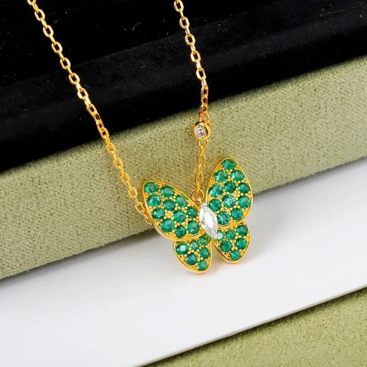 Every necklace of E-1 will make your heart beat. (Van Cleef & Arpels) (with gift box packaging)