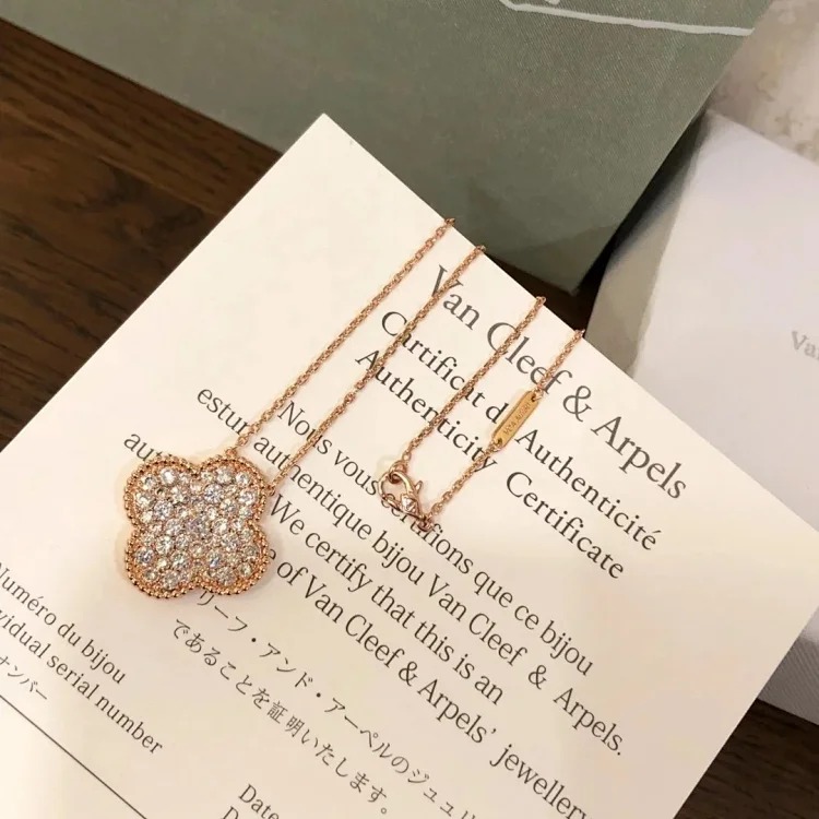 Every necklace of E-1 will make your heart beat. (Van Cleef & Arpels) (with gift box packaging)