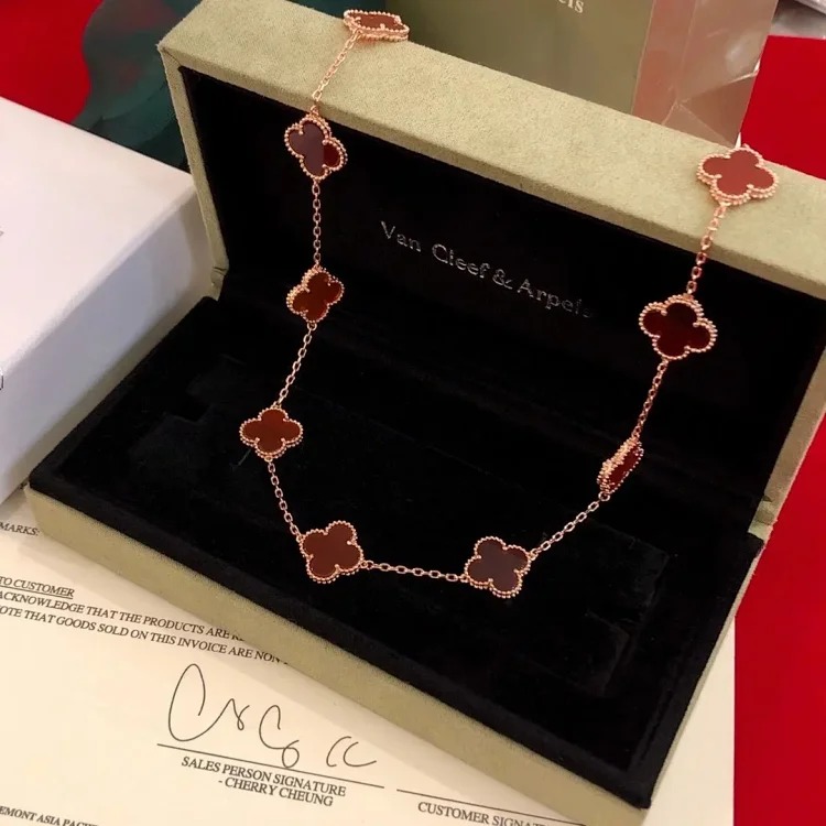 Every necklace of E-1 will make your heart beat. (Van Cleef & Arpels) (with gift box packaging)