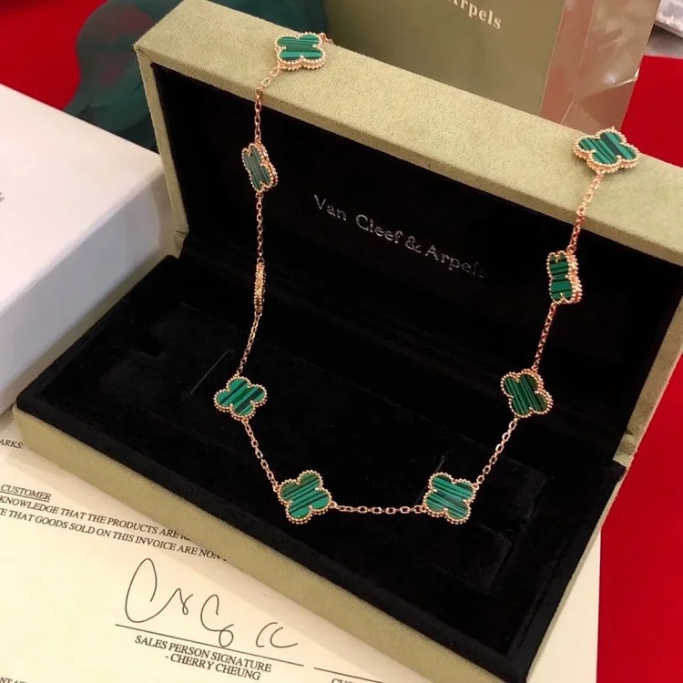 Every necklace of E-1 will make your heart beat. (Van Cleef & Arpels) (with gift box packaging)