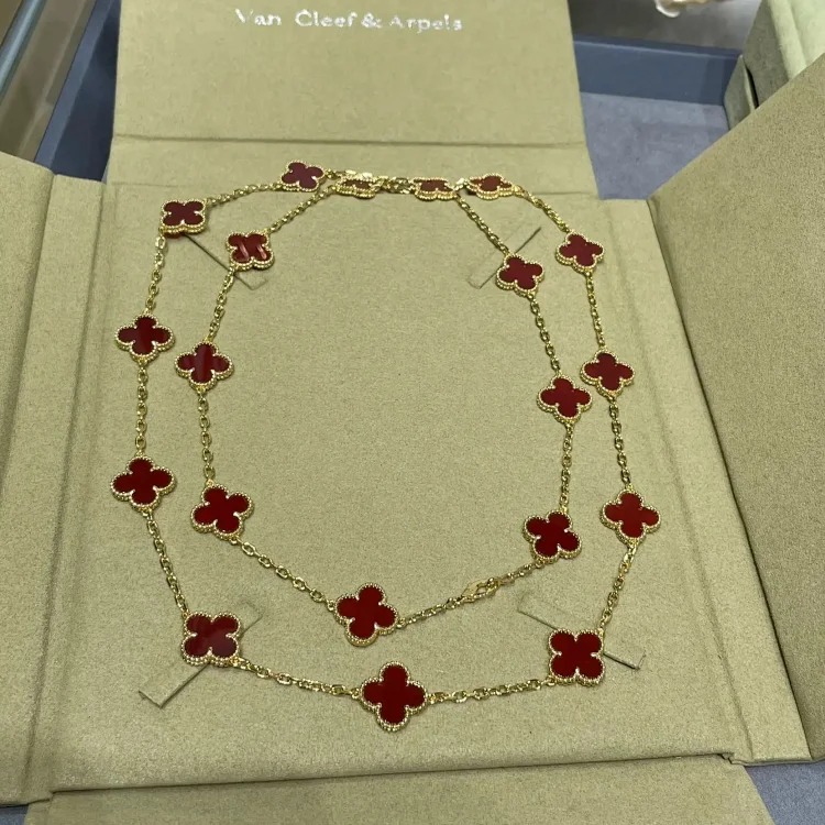 Every necklace of E-1 will make your heart beat. (Van Cleef & Arpels) (with gift box packaging)