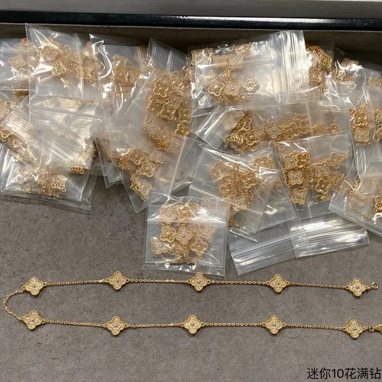 Every necklace of E-1 will make your heart beat. (Van Cleef & Arpels) (with gift box packaging)