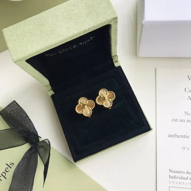 Every necklace of E-1 will make your heart beat. (Van Cleef & Arpels) (with gift box packaging)