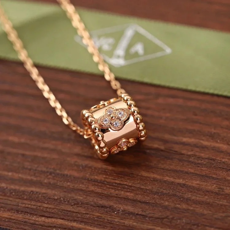 Every necklace of E-1 will make your heart beat. (Van Cleef & Arpels) (with gift box packaging)