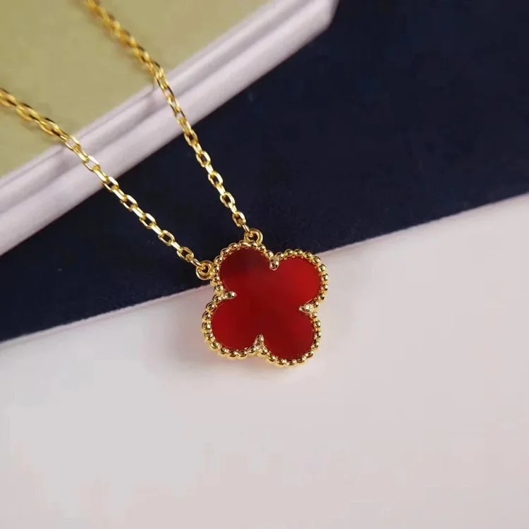 Every necklace of E-1 will make your heart beat. (Van Cleef & Arpels) (with gift box packaging)