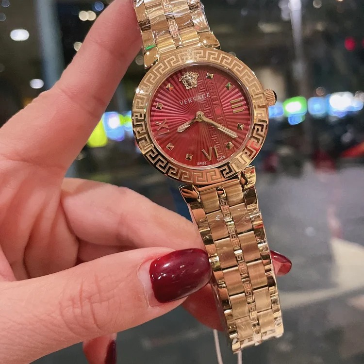 New Versace VERSACE GRECA ICON series, 36mm diameter, Greek key bezel, retro Roman rivet hour markers, three-dimensional texture, elegant and uninhibited