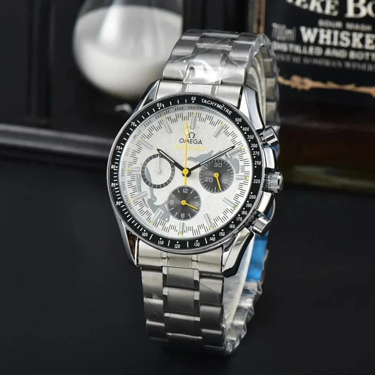 NN01-It is better to wait for time than to grasp the time on your wrist (watch)