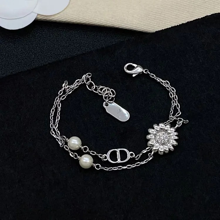 Light luxury of European and American retro classic little bee diamond bracelet/super !!
