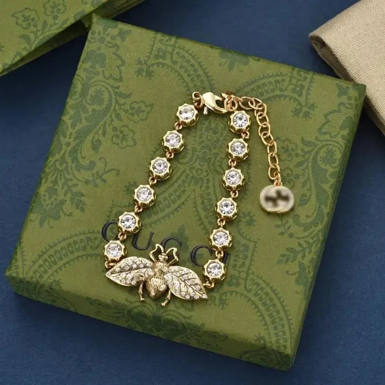 Light luxury of European and American retro classic little bee diamond bracelet/super !!