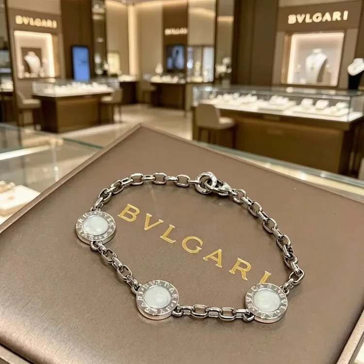 Light luxury of European and American retro classic little bee diamond bracelet/super !!