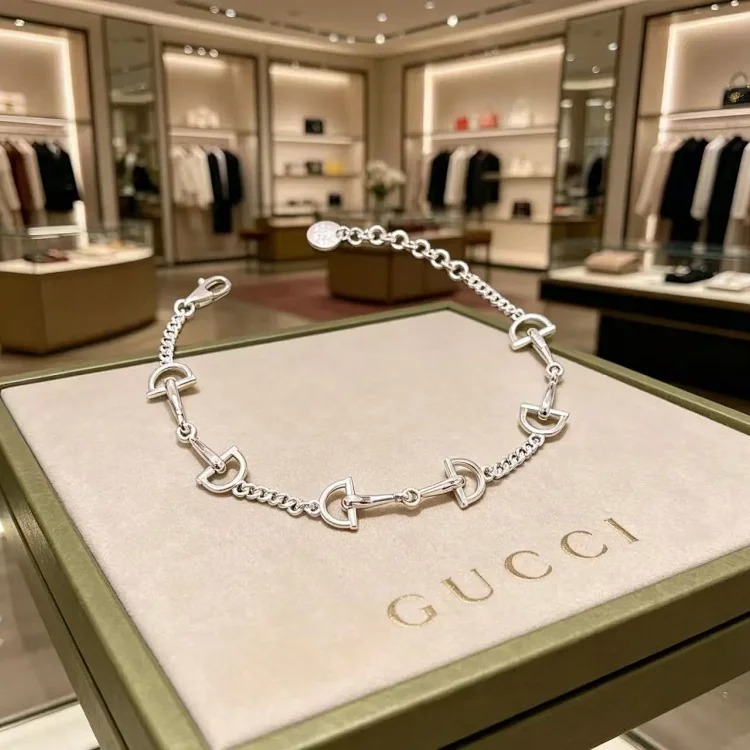 Light luxury of European and American retro classic little bee diamond bracelet/super !!