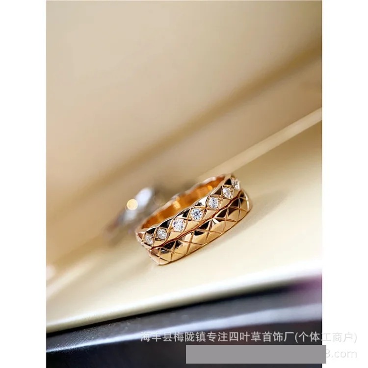 Xiaoxiang narrow wide ring plated with 18k gold coco rhombus diamond ring without diamonds CNC carved hand jewelry direct sales