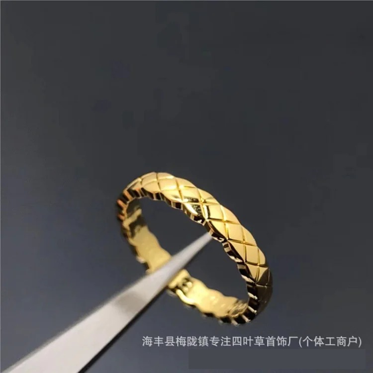 Xiaoxiang narrow wide ring plated with 18k gold coco rhombus diamond ring without diamonds CNC carved hand jewelry direct sales